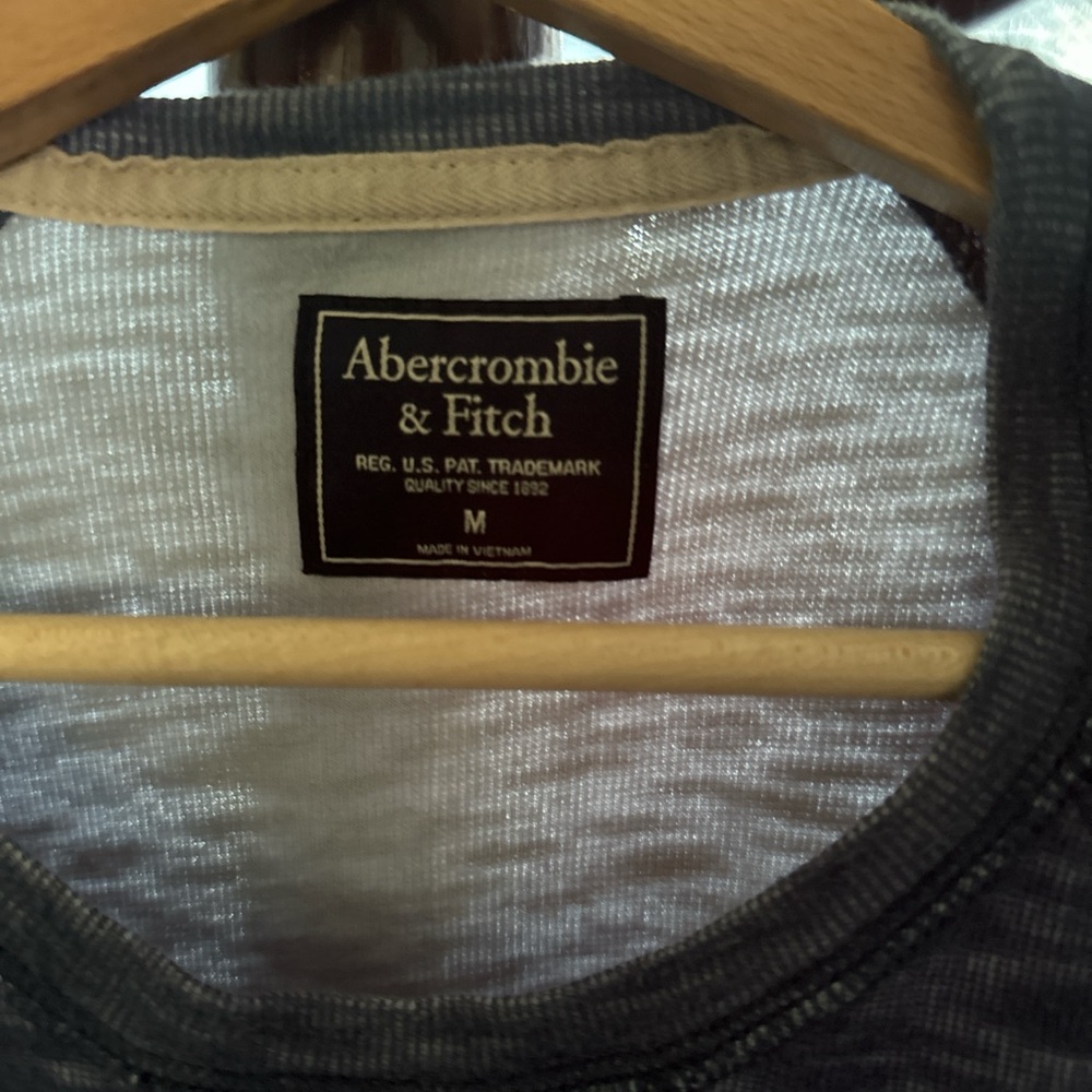Abercrombie & Fitch blue light weight sweatshirt